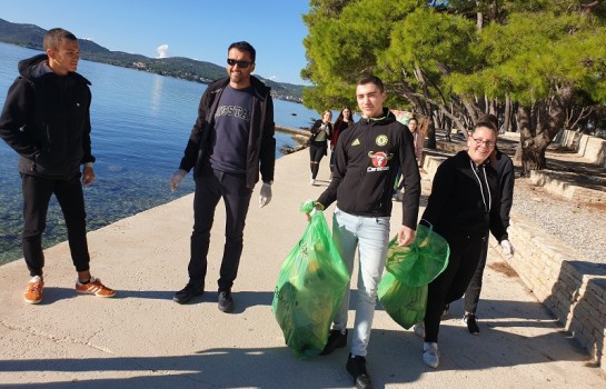 Održana akcija čišćenja uvale Soline u Biogradu na Moru